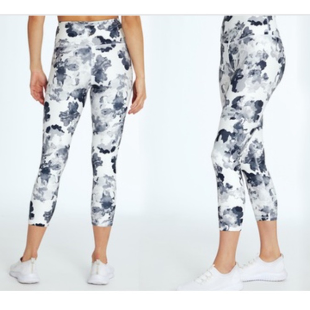 Balance Collection Women’s High Rise Capri Floral White Black Abstract Size M